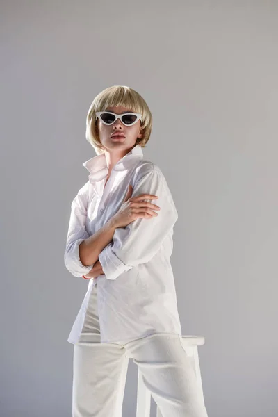 Привлекательная Блондинка Солнечных Очках Модном Белом Наряде Изолированном Белом — стоковое фото