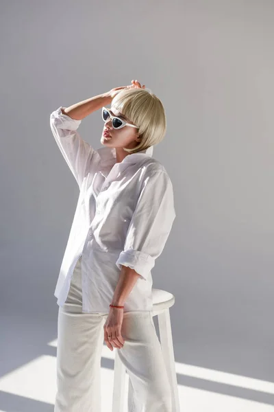 Attractive Blonde Woman Sunglasses Fashionable White Outfit White — Stock Photo, Image