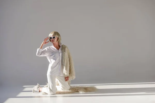 Çekici Kadın Moda Kış Kıyafeti Ile Halı Üzerinde Beyaz Diz — Ücretsiz Stok Fotoğraf