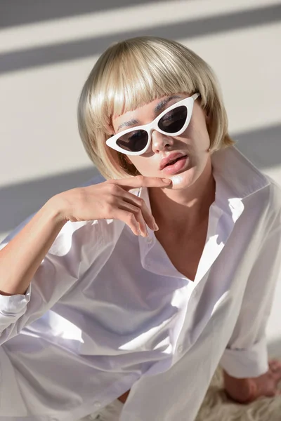 Высокий Угол Зрения Чувственной Блондинки Солнцезащитных Очках Модный Зимний Наряд — Бесплатное стоковое фото