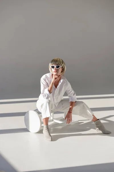 Hermosa Chica Gafas Sol Ropa Blanca Moda Sentado Silla Barbilla — Foto de stock gratis