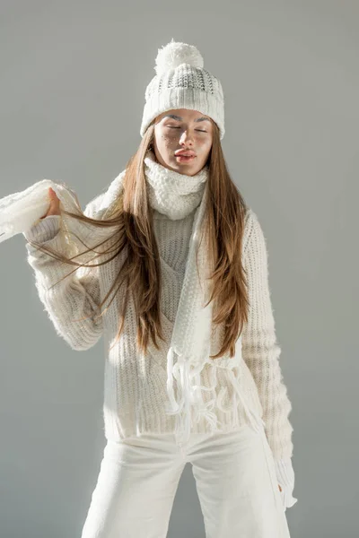Привлекательная Женщина Модном Зимнем Свитере Шарфе Стоя Закрытыми Глазами Изолированными — Бесплатное стоковое фото