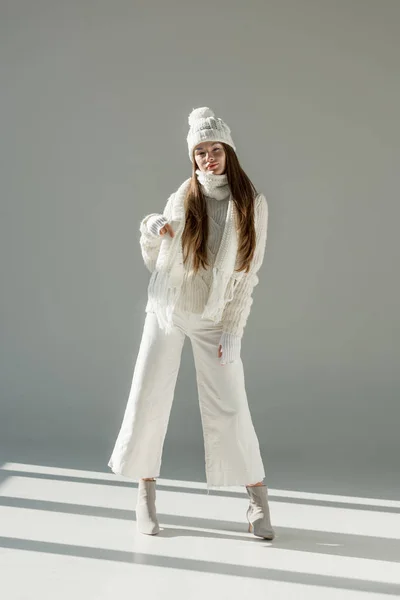 Привлекательная Женщина Модном Зимнем Свитере Шарфе Стоящих Белом — стоковое фото