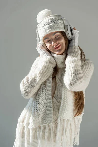 Χαρούμενα Ελκυστική Γυναίκα Μόδας Χειμώνα Πουλόβερ Και Κασκόλ Ακούτε Μουσική — Φωτογραφία Αρχείου