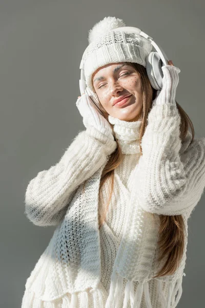 Gelukkig Aantrekkelijke Vrouw Modieuze Winter Trui Sjaal Luisteren Muziek Met — Stockfoto