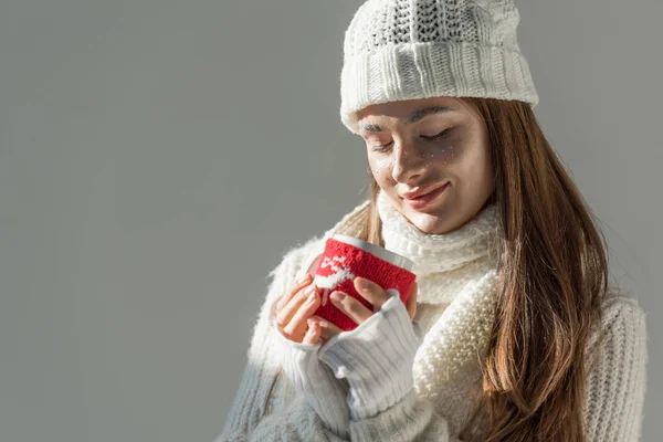 Atraktivní Žena Módní Zimní Svetr Držící Šálek Čaje Izolované Šedá — Stock fotografie