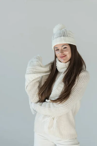 Lycklig Attraktiv Kvinna Fashionabla Vinter Tröja Och Halsduk Tittar Kameran — Gratis stockfoto