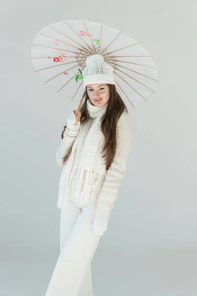 Aantrekkelijke Vrouw Modieuze Winter Trui Sjaal Permanent Met Japanse Paraplu — Gratis stockfoto