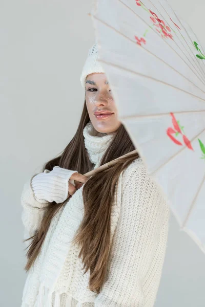 Retrato Mujer Atractiva Suéter Invierno Moda Bufanda Pie Con Paraguas — Foto de stock gratuita