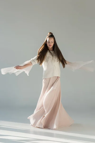 Ελκυστική Γυναίκα Μόδας Χειμώνα Πουλόβερ Και Φούστα Γυρίζοντας Γύρω Λευκό — Δωρεάν Φωτογραφία