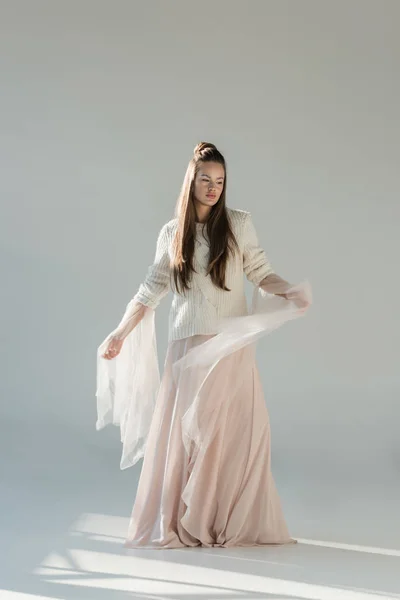有吸引力的女人站在时尚的冬季毛衣和裙子白色 — 图库照片