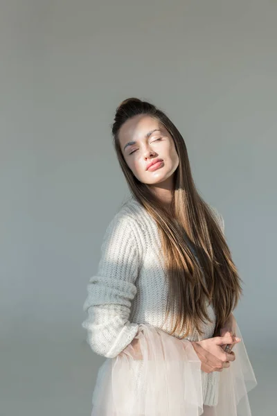 Retrato Mujer Atractiva Suéter Invierno Moda Pie Con Los Ojos — Foto de stock gratuita