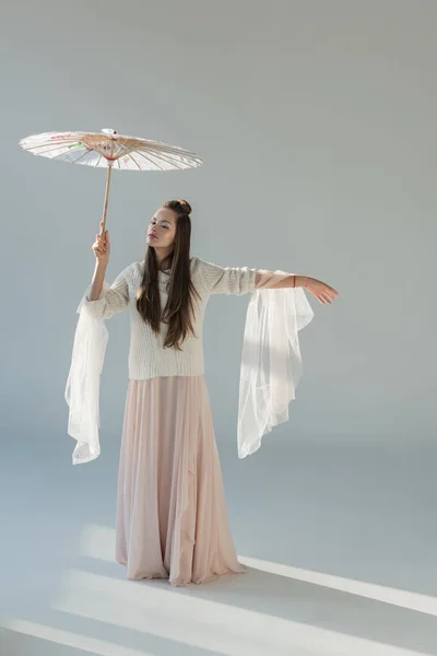 Atractiva Mujer Elegante Traje Invierno Pie Bajo Paraguas Japonés Blanco — Foto de stock gratuita