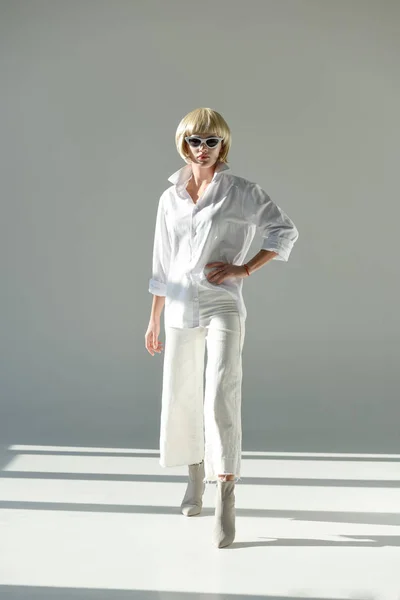 Aantrekkelijke Blonde Vrouw Zonnebrillen Modieuze Witte Outfit Met Hand Akimbo — Gratis stockfoto