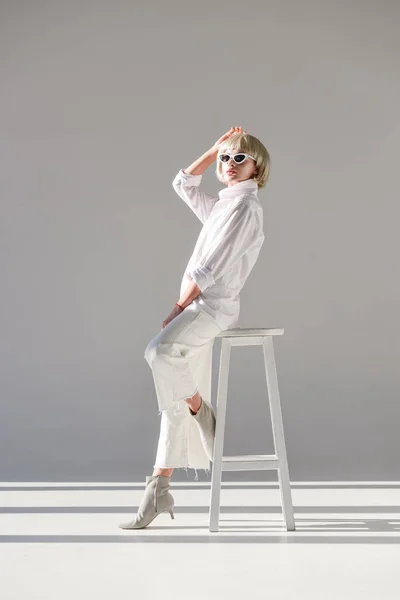 Attractive Blonde Woman Sunglasses Fashionable White Outfit Sitting Posing Chair — Free Stock Photo