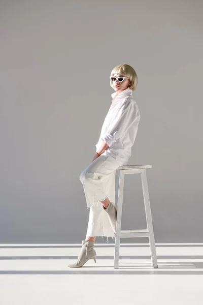 Side View Attractive Blonde Woman Sunglasses Fashionable White Outfit Sitting — Free Stock Photo