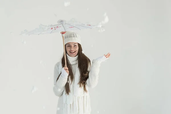 Gelukkig Aantrekkelijke Vrouw Modieuze Winter Trui Sjaal Permanent Onder Paraplu — Stockfoto
