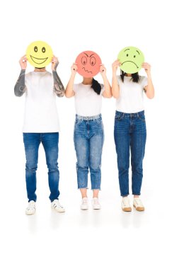 bir grup genç insan üzerinde beyaz izole kızgın, üzgün ve mutlu yüz ifadeleri ile yuvarlak kartlar elinde