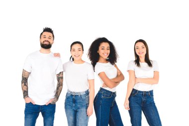 çok kültürlü arkadaşlar gülümseyen ve kameraya bakarken poz beyaz izole