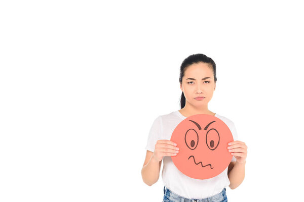 привлекательная девушка с красным знаком с запутанным выражением лица при взгляде на камеру, изолированную на белом
