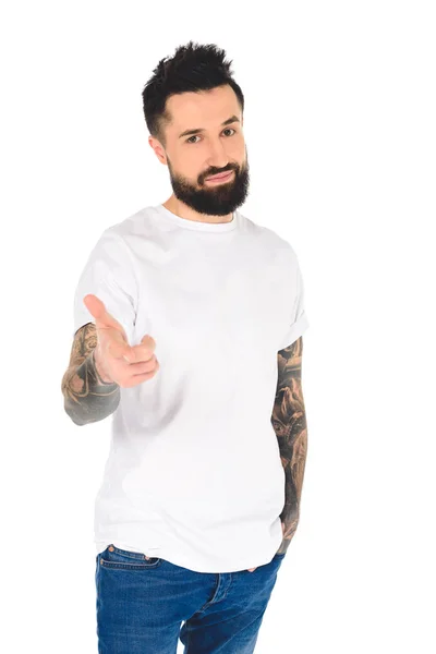 Pohledný Vousatý Muž Tetováním Ukázala Prstem Kameru Izolované Bílém — Stock fotografie zdarma