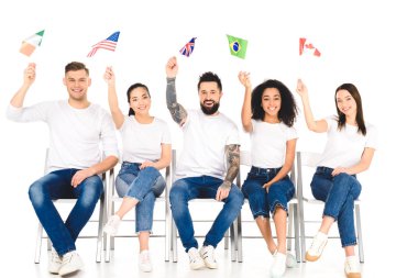 çok kültürlü bir grup beyaz izole kafaları yukarıda farklı ülkelerin bayrakları ile sandalyelere oturan insan