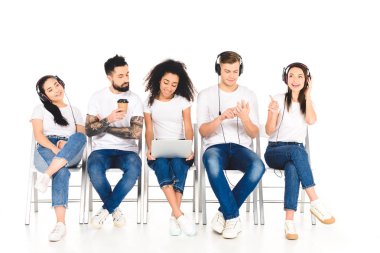 çok ırklı bir grup genç insan kahve tutan adam gitmek için üzerinde beyaz izole iken araçları kullanma