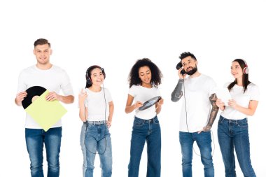 çok kültürlü bir grup kulaklık müzik dinleme ve vinil kayıtlar üzerinde beyaz izole tutan genç insan