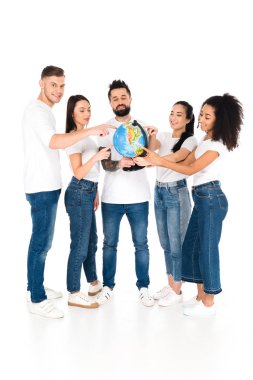 çok kültürlü bir grup genç insan üzerinde beyaz izole küre, parmaklarıyla işaret