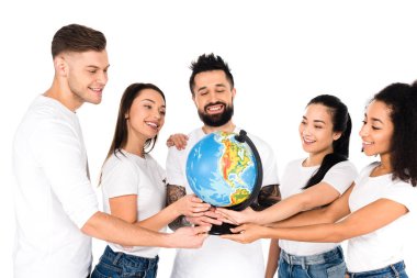 çok ırklı bir grup genç insan üzerinde beyaz izole küre tutan