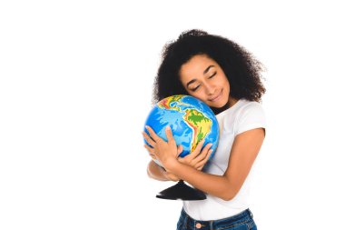 kıvırcık Afro-Amerikan kız beyaz izole küre sarılma