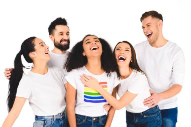 milticultural bir grup genç insan üzerinde beyaz izole t-shirt üzerinde lgbt işareti olan Afrika kökenli Amerikalı kadınla gülüyor
