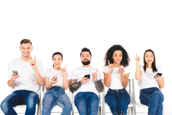 Grupo Multicultural Jovens Usando Smartphones Mostrando Sinais Ideia Isolados Branco — Fotografia de Stock