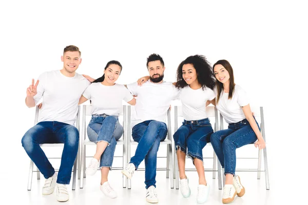 Multi Etnische Mensen Knuffelen Terwijl Jongeman Tonen Vredesteken Geïsoleerd Wit — Stockfoto