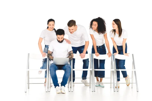 Homem Barbudo Usando Laptop Enquanto Grupo Multicultural Jovens Atrás Olhando — Fotografia de Stock