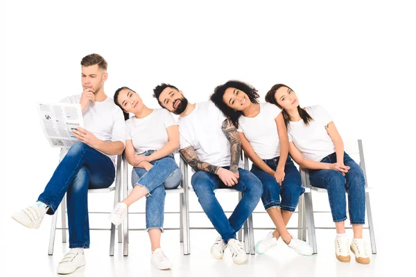 Grupo Multicultural Jóvenes Acostados Uno Sobre Otro Mientras Hombre Leyendo — Foto de stock gratis