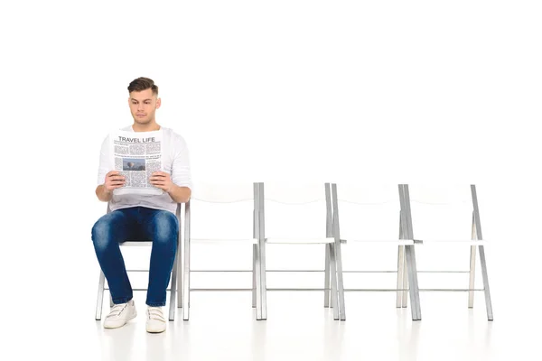 Schöner Einsamer Junger Mann Liest Zeitung Isoliert Auf Weiß — kostenloses Stockfoto