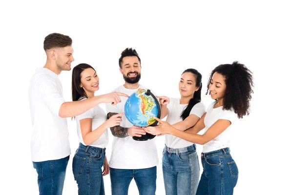 Багатонаціональна Група Молодих Людей Вказують Пальцями Глобус Ізольовані Білому — стокове фото