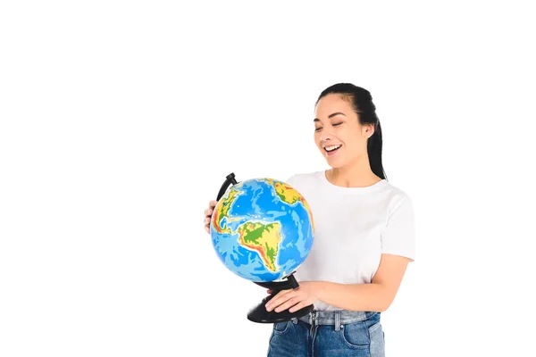 Leende Ung Kvinna Tittar Globe Isolerad Vit — Gratis stockfoto