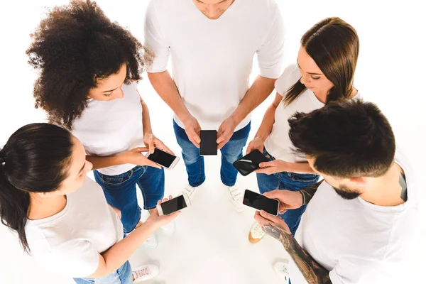 Översiktsbild Mångkulturell Grupp Människor Står Cirkeln Och Hålla Smartphones Med — Stockfoto