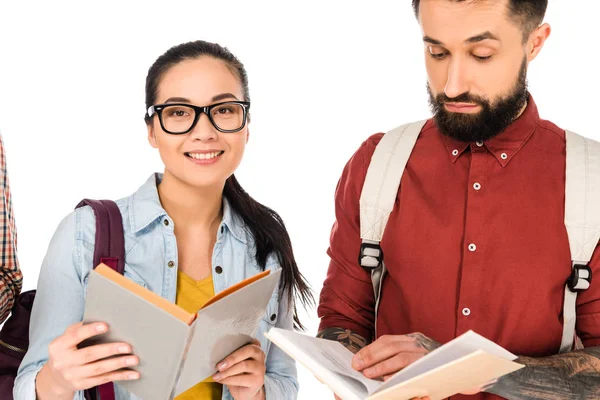 Atractiva Mujer Sonriendo Pie Cerca Hombre Lectura Libro Aislado Blanco — Foto de stock gratis