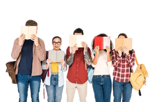 Vrolijk Meisje Permanent Glimlachend Buurt Van Groep Mensen Het Lezen — Stockfoto