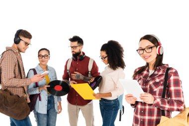 çekici kadın milticultural bir grup insan üzerinde beyaz izole bardaklarda yakınındaki Kulaklığımda dijital tablet ile ayakta