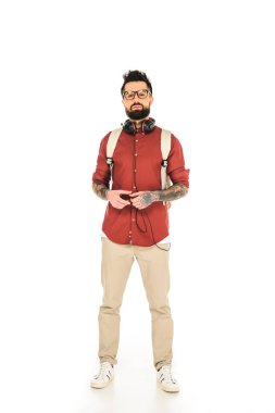 kendine güvenen adam gözlük anf kulaklıklar üzerinde beyaz izole ayakta