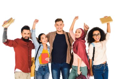 Kitaplar üzerinde beyaz izole başının üstünde tutan gençlerin mutlu çok ırklı Grup 