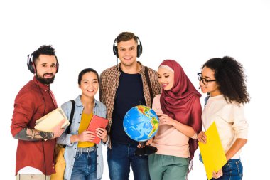 küre tutan ve çok kültürlü bir grup insan üzerinde beyaz izole ile ayakta Müslüman kadın