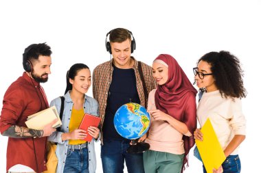 küre tutan ve çok kültürlü bir grup insan üzerinde beyaz izole ile ayakta neşeli Müslüman kadın