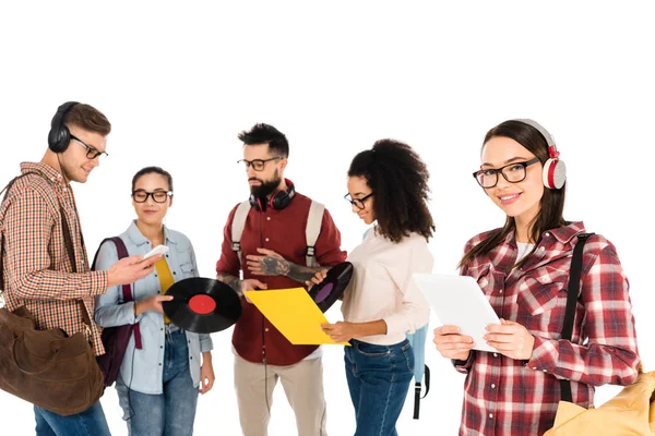 Atractiva Mujer Pie Con Tableta Digital Los Auriculares Cerca Grupo — Foto de Stock