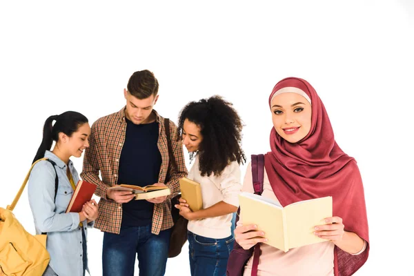 Muslimsk Kvinna Står Med Boken Nära Multietnisk Grupp Ungdomar Isolerad — Stockfoto