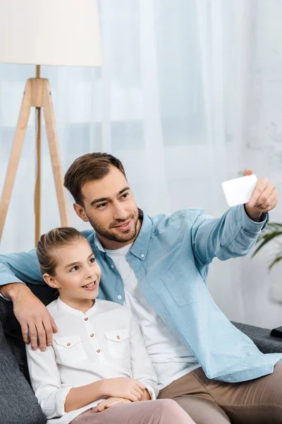 Tersenyum Ayah Dan Anak Duduk Sofa Dan Mengambil Selfie Ruang — Foto Stok Gratis